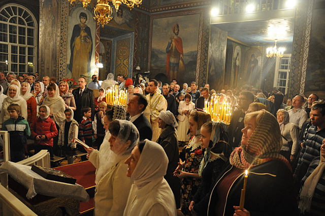 У Великодню ніч єпископ Боярський Феодосій звершив святкову утреню і Божественну літургію