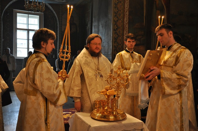 У Велику Суботу єпископ Боярський Феодосій звершив Літургію святителя Василія Великого