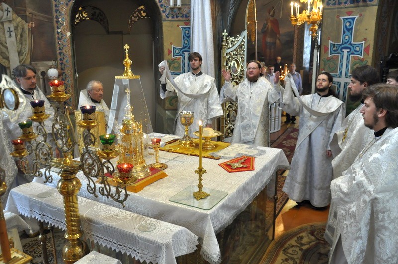 Єпископ Боярський Феодосій звершив Літургію в Троїцьку батьківську суботу